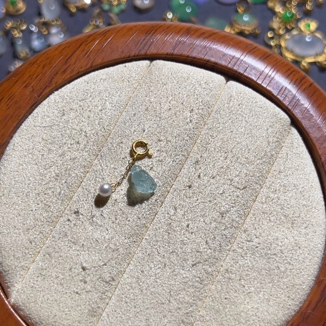 晶***翡翠18K金镶嵌颈饰