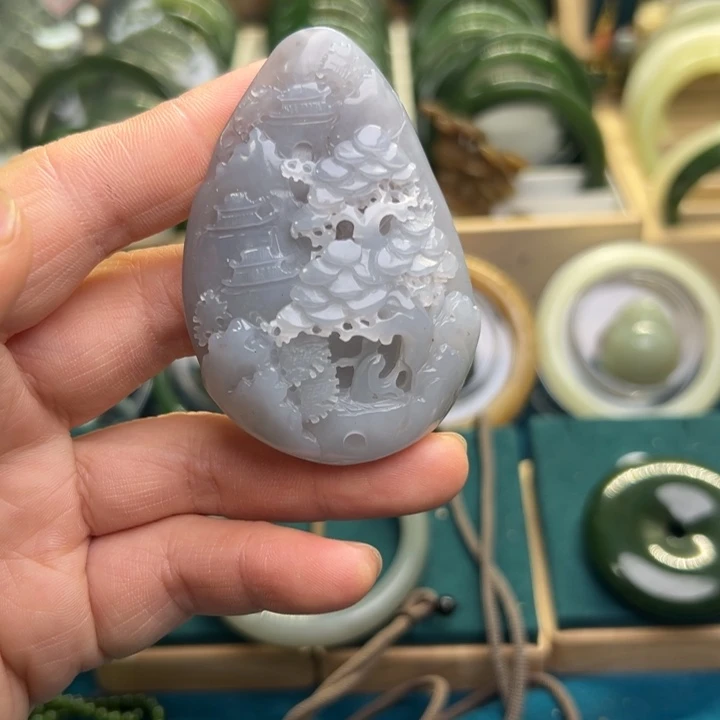 和田玉颈饰未镶嵌烟紫山水牌