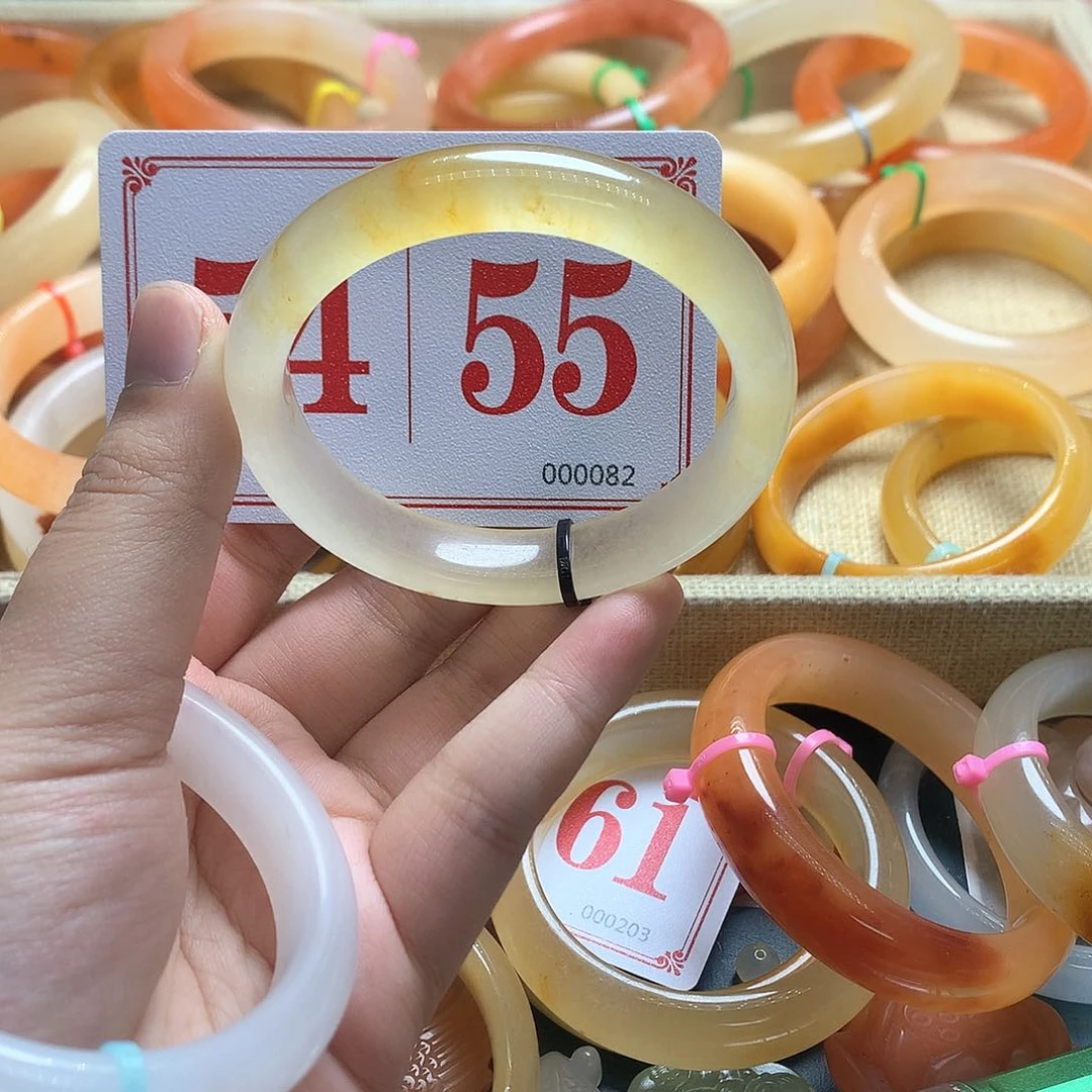 未镶嵌石英质玉（黄龙玉）手镯倚**風
