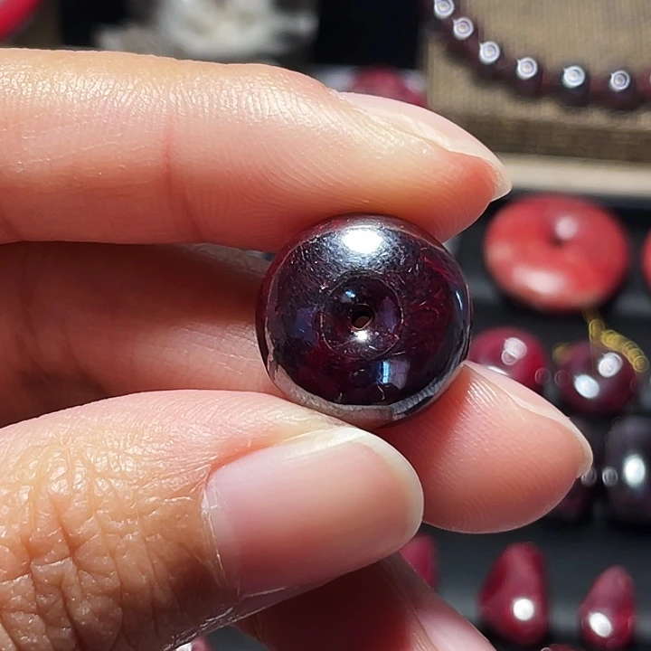 天然辰砂原矿乌砂平安扣11.3克