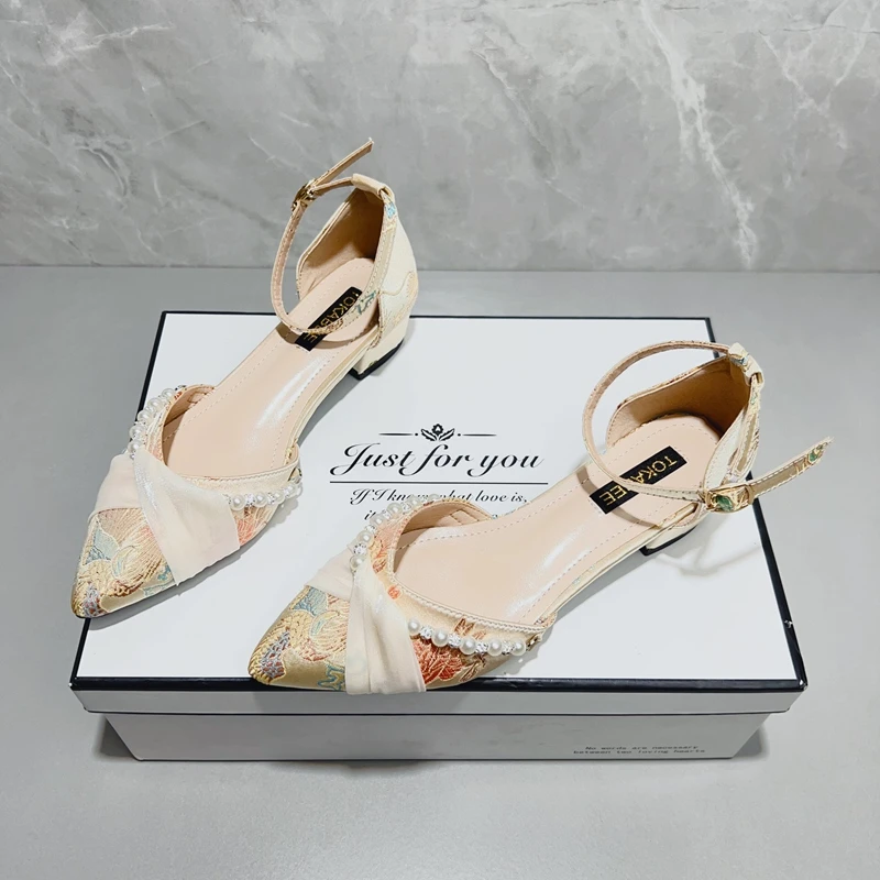 国风新中式一字扣粗跟凉鞋女2025春夏款复古龙凤刺绣尖头粗跟单鞋