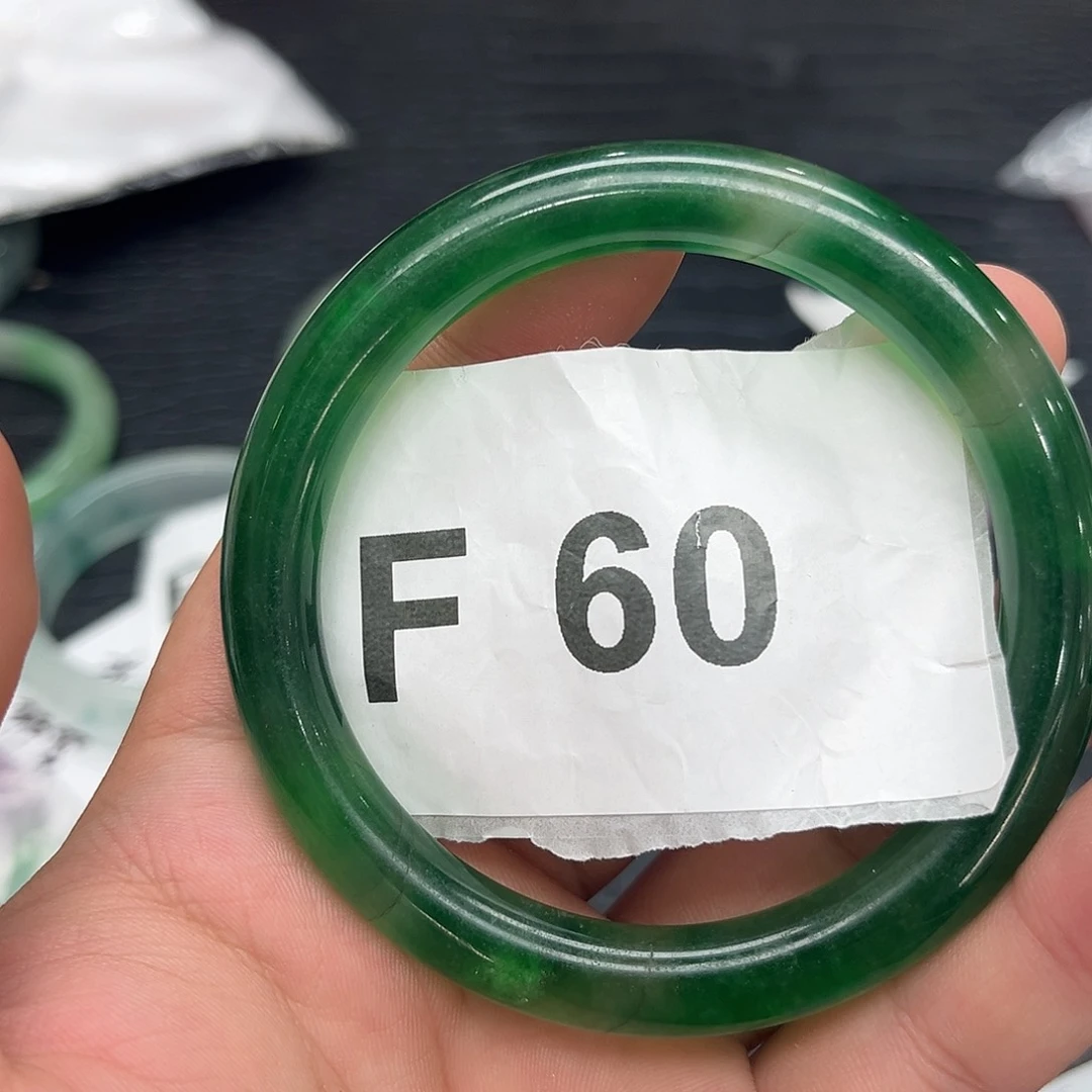 翡翠手镯未镶嵌默认瑕疵