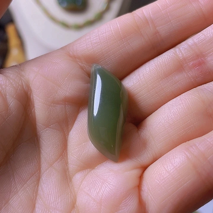 未镶嵌岫岩河磨玉（透闪石质玉）挂件澜**姐