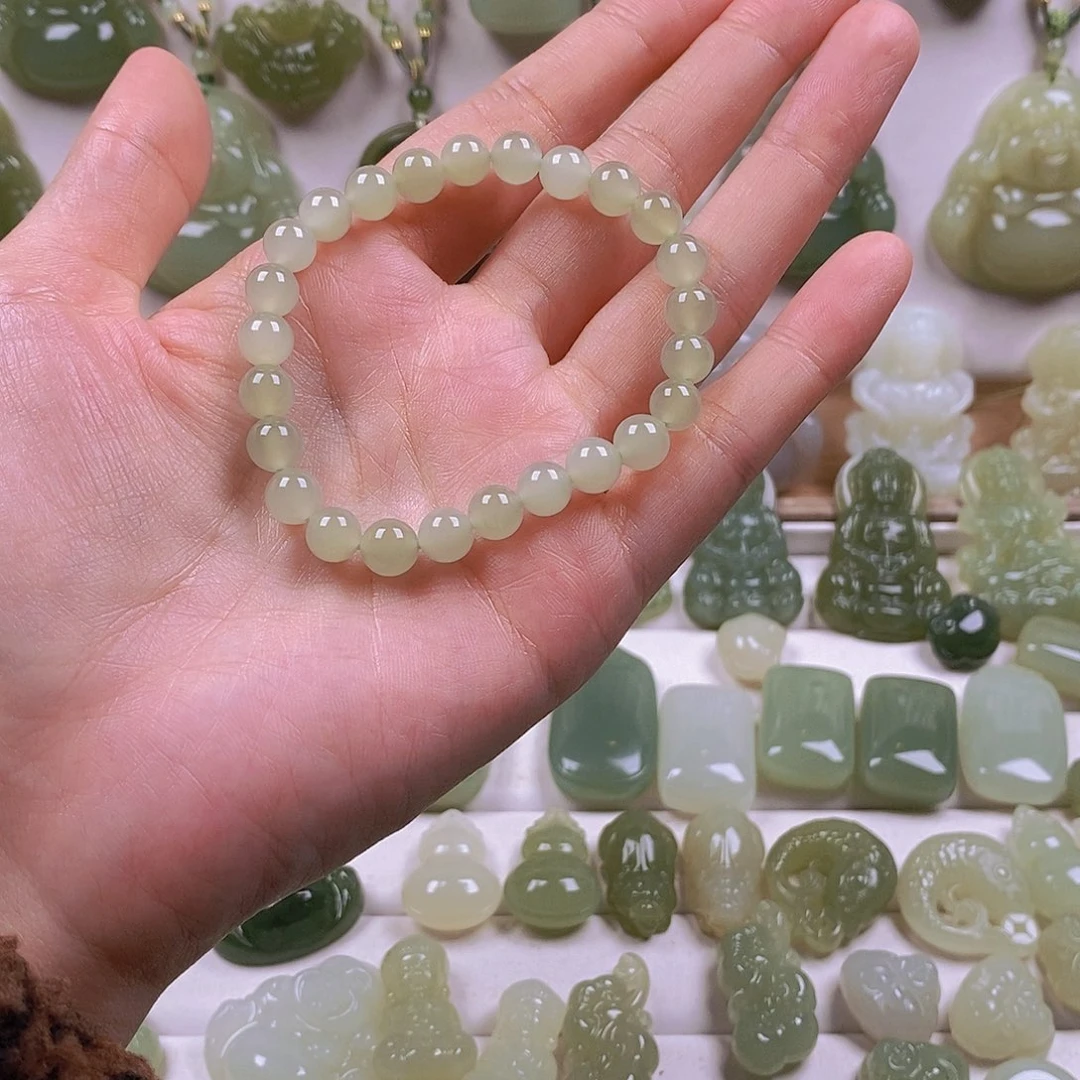 L***新和田玉未镶嵌颈饰