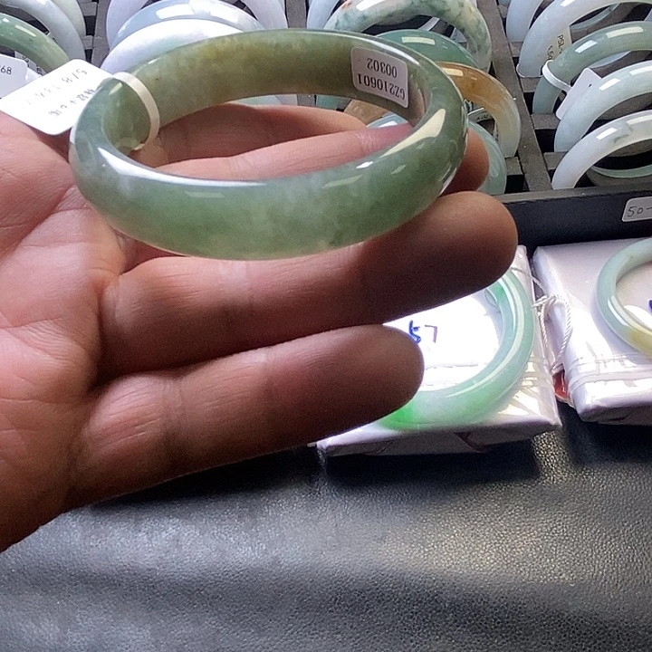 翡翠未镶嵌手镯5、正