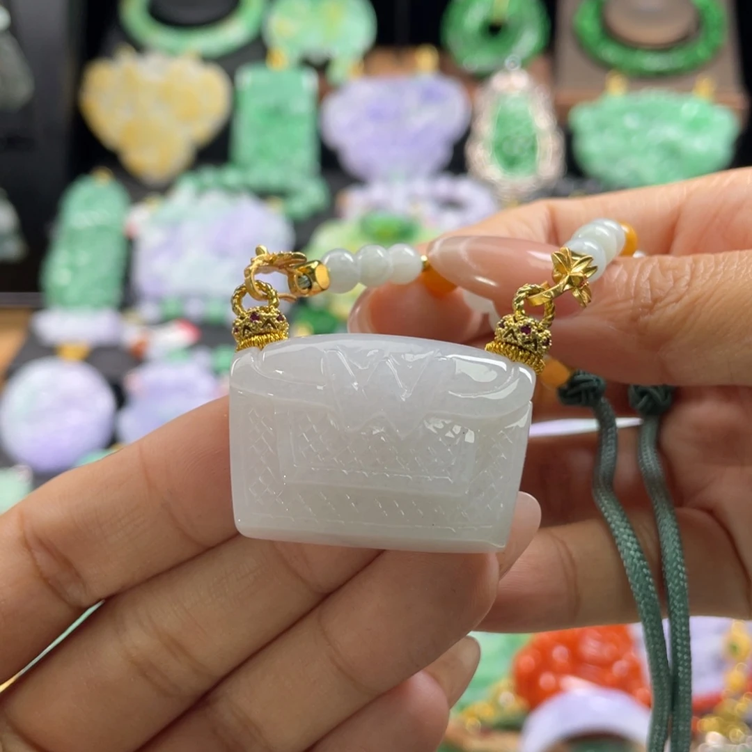 翡翠未镶嵌颈饰待编织