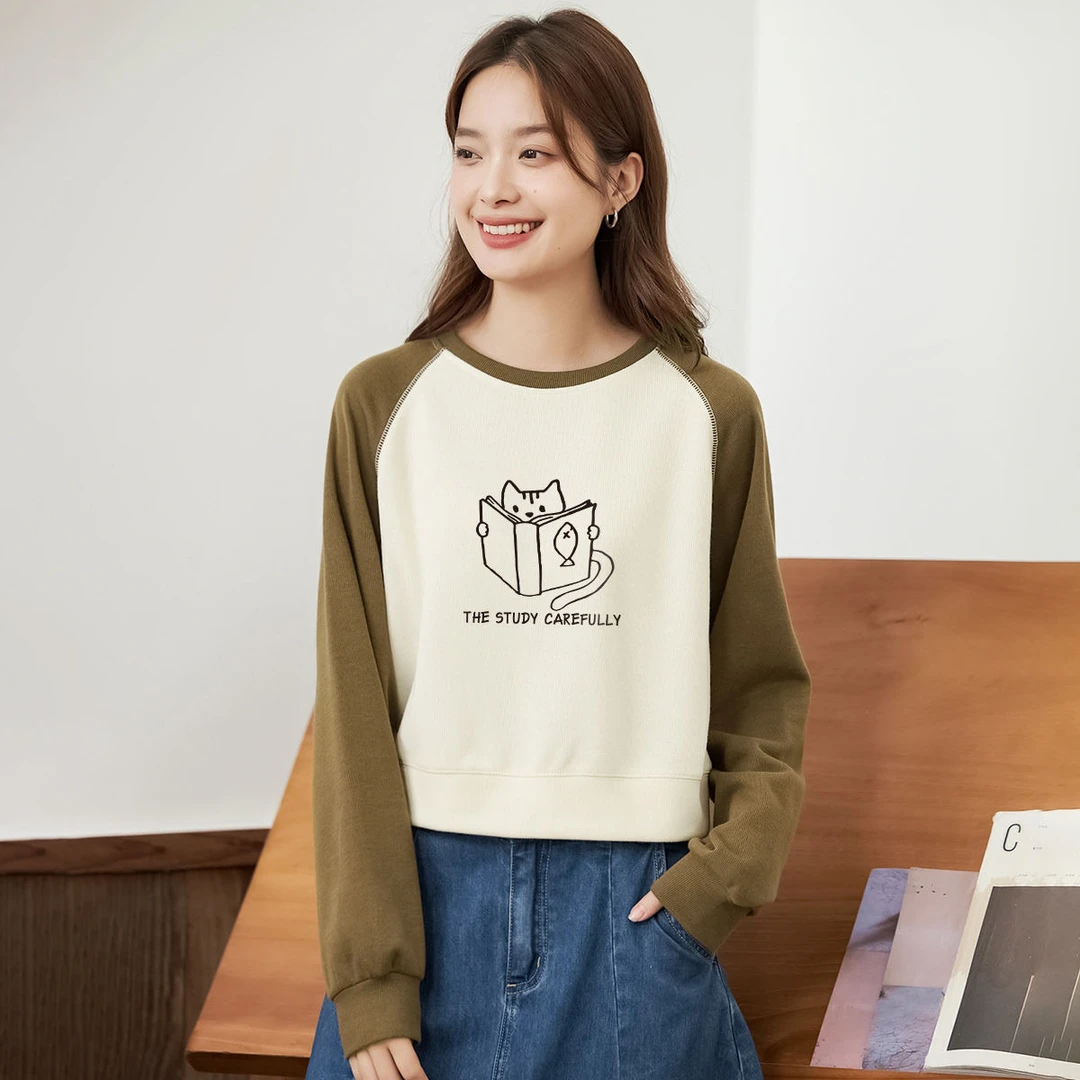 茵曼25年春季小个子甜酷风圆领长袖套头衫撞色拼接插肩袖女式卫衣