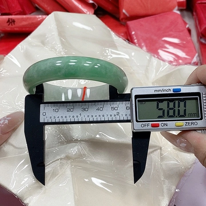 翡翠手镯未镶嵌1。