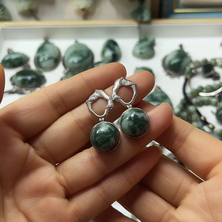 透闪石-蛇纹石玉未镶嵌颈饰