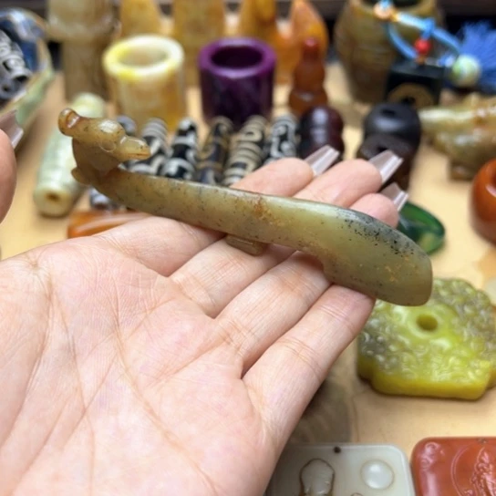 蛇纹石玉未镶嵌颈饰