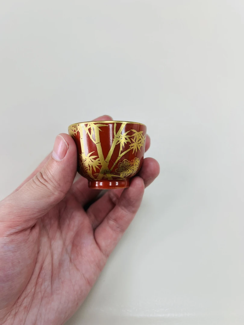 珊瑚红釉金彩竹纹茶杯