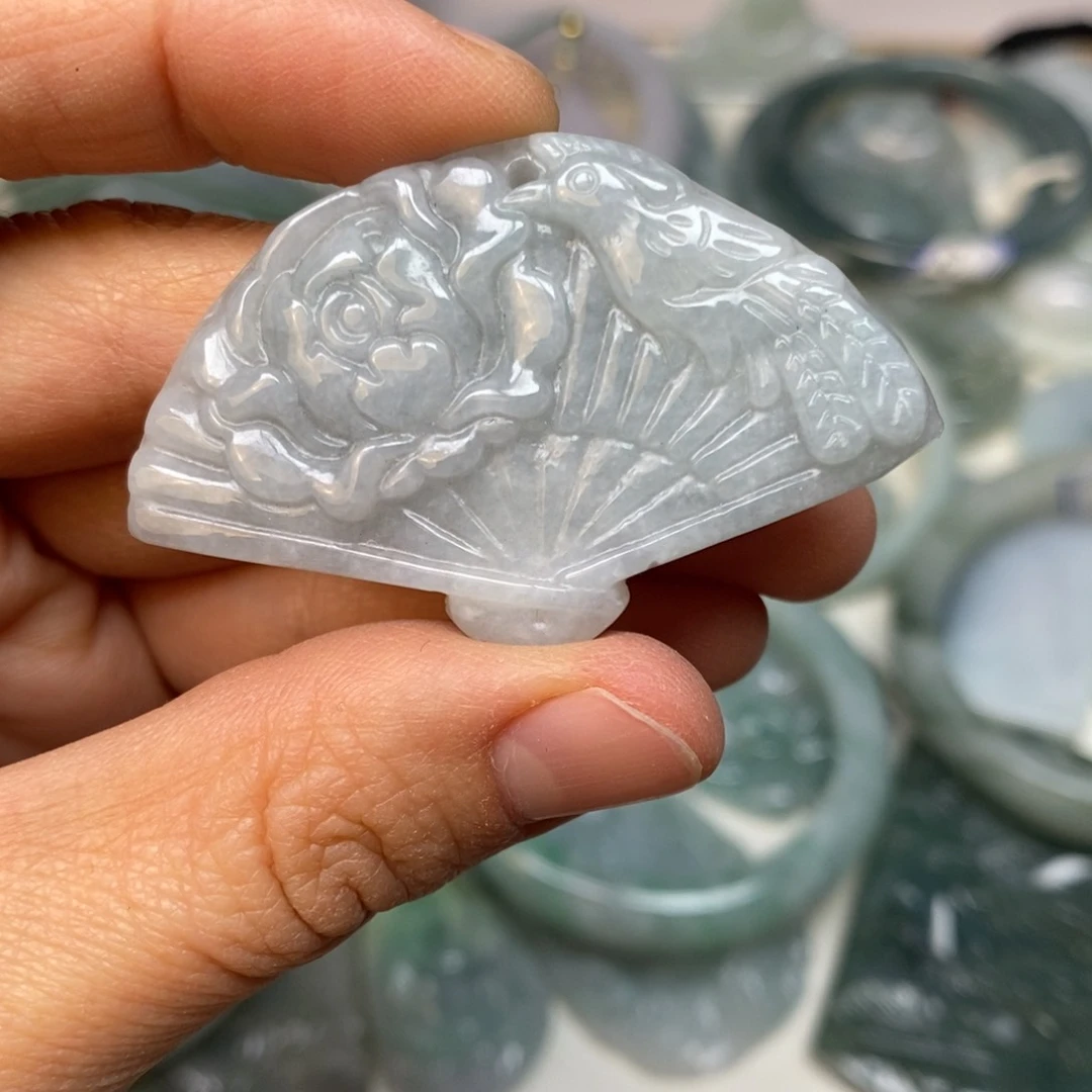 翡翠颈饰未镶嵌扇子