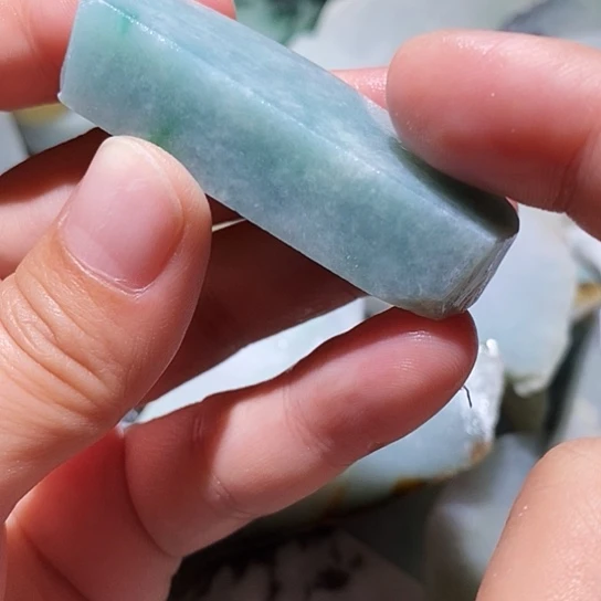 辣***条翡翠散珠边角料204