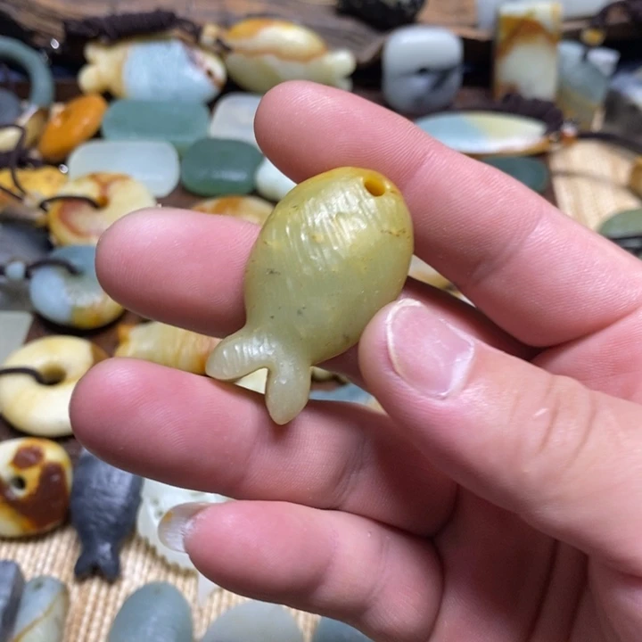 蛇纹石玉未镶嵌颈饰