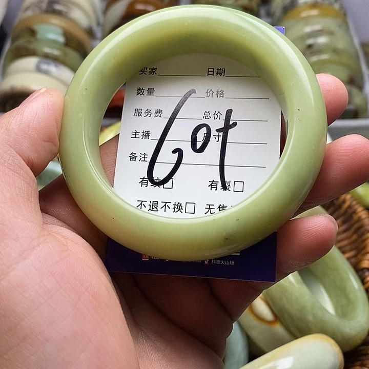 未镶嵌蛇纹石玉手镯是**呀