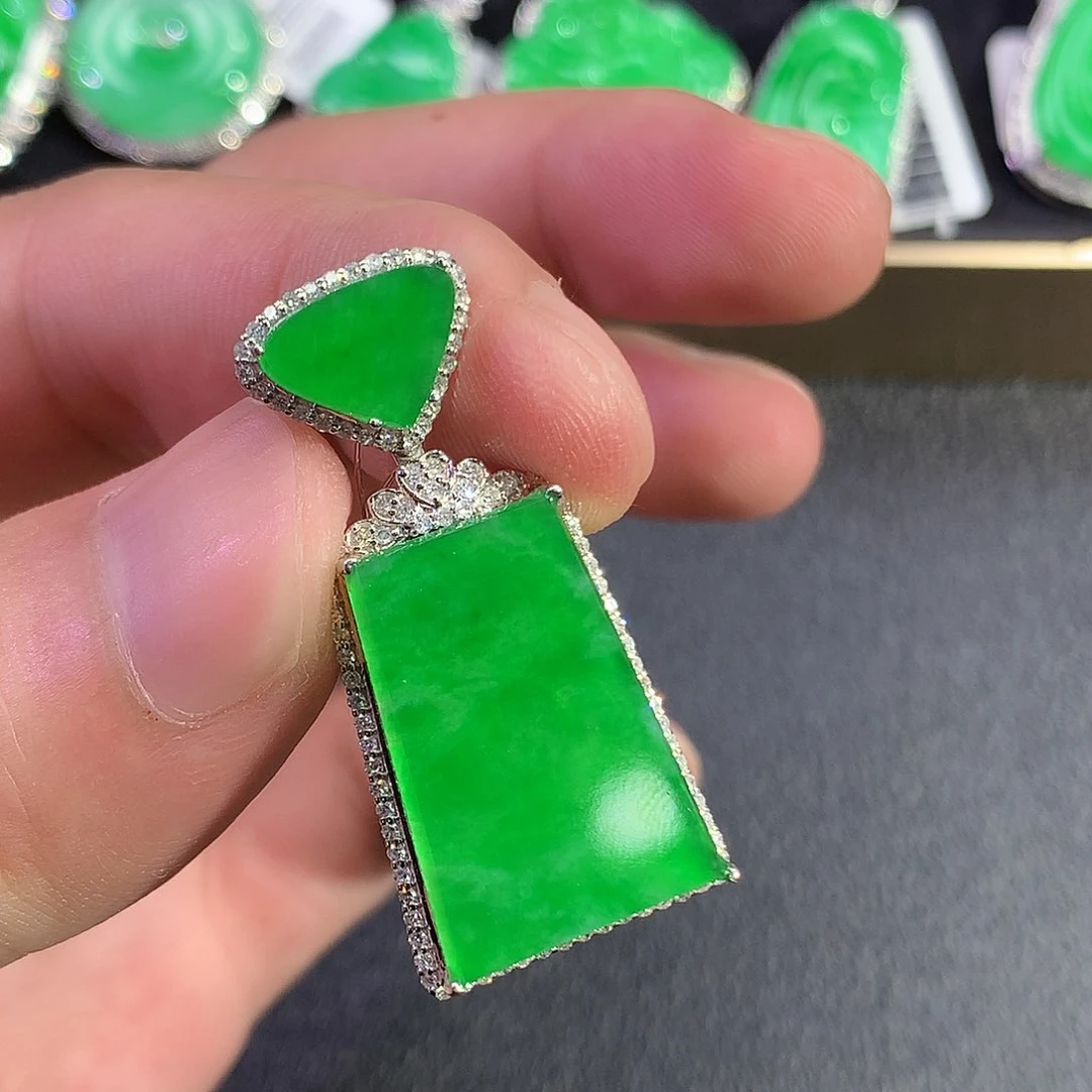 翡翠18K金镶嵌吊坠(赠链)