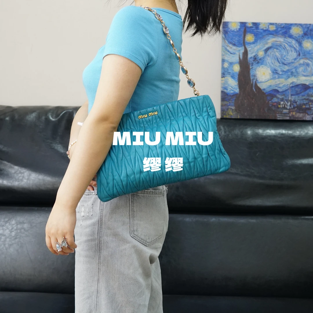 95新 MIU MIU/缪缪 miumiu/湖蓝褶皱链条包/WJ04829011/9011