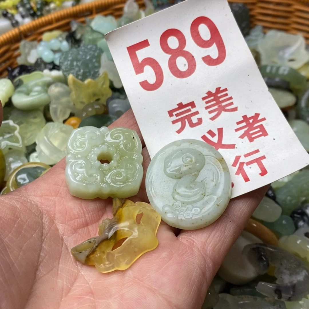 蛇纹石玉挂坠未镶嵌