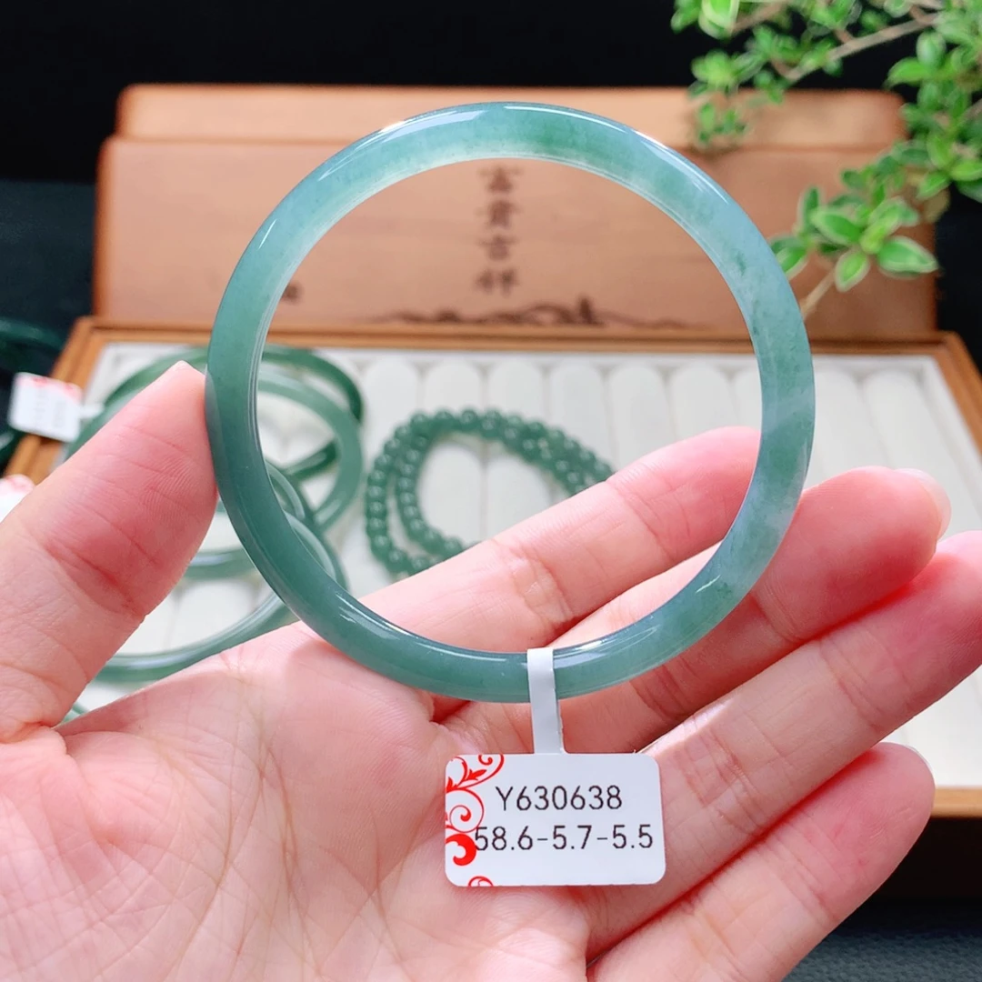 未镶嵌手镯（圆镯）翡翠