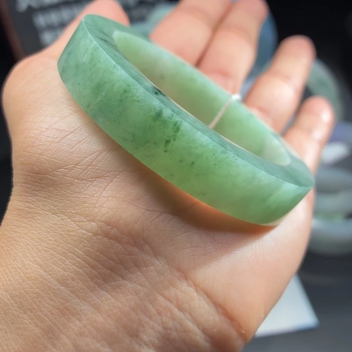 定制翡翠未镶嵌翡翠手镯