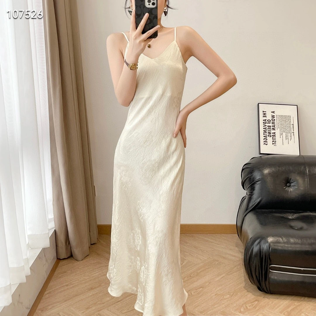 醋酸吊带连衣裙V字领3D提花牡丹花，45度斜裁，金色，黑色，杏色。