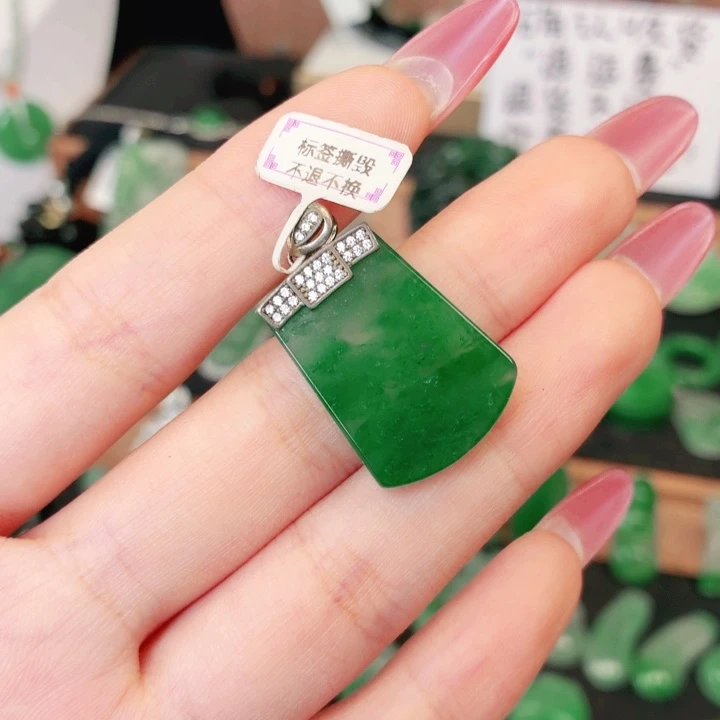 石英质玉（非洲翠）未镶嵌颈饰