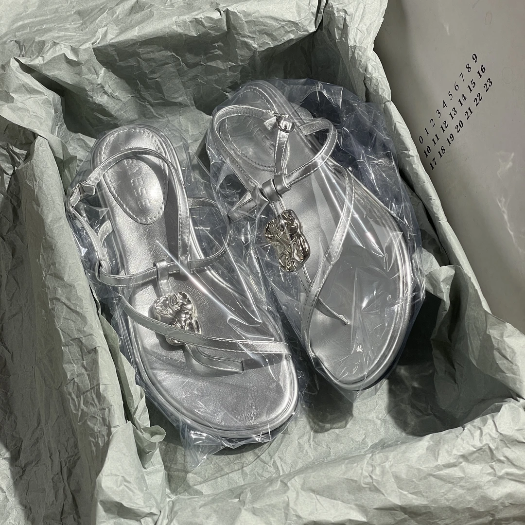 香港专柜正品法式复古金属扣凉鞋女款夏季外穿防滑沙滩夹脚人字拖