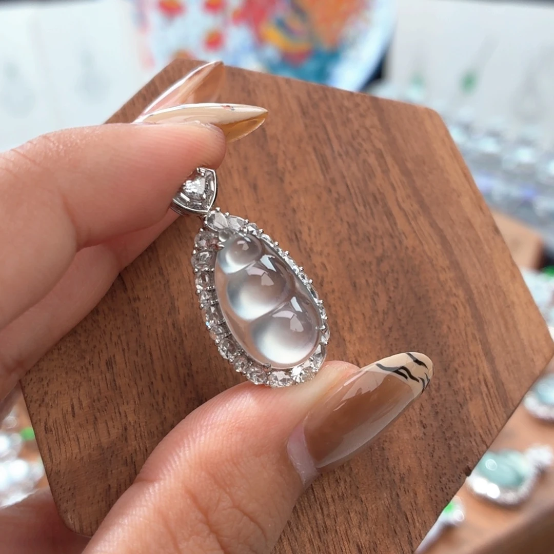 翡翠18K金镶嵌颈饰豆子