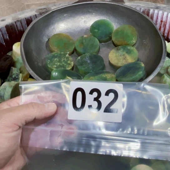 未镶嵌蛇纹石玉珠宝奇石