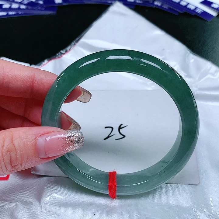 翡翠手镯未镶嵌翡翠手镯未镶嵌