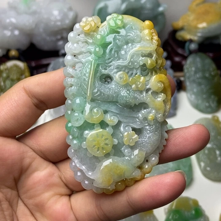 翡翠未镶嵌把件龙小手把