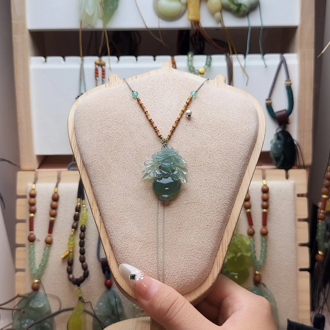 浅***笑蛇纹石玉合金颈饰