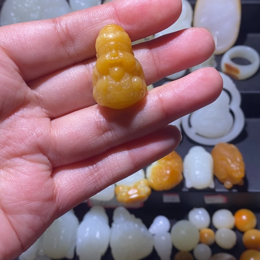 红***湖和田玉未镶嵌颈饰