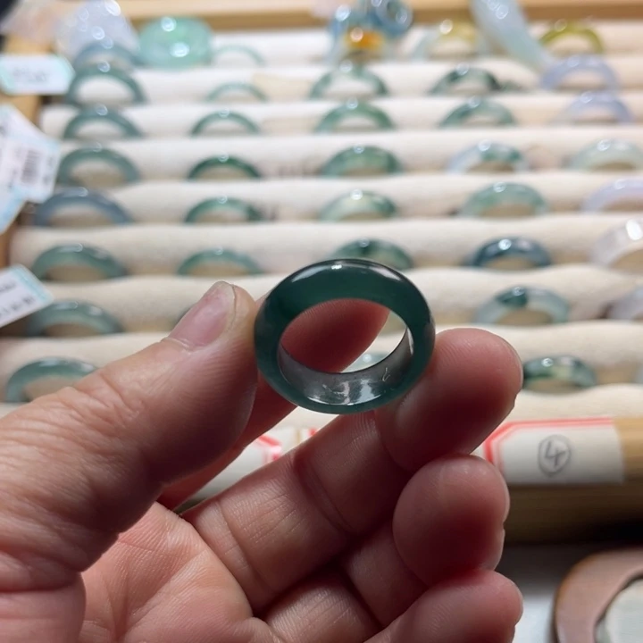 翡翠未镶嵌戒指蓝水