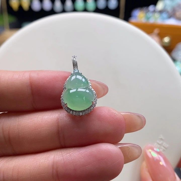 翡翠吊坠(不含链)18K金镶嵌翡翠冰甜绿葫芦