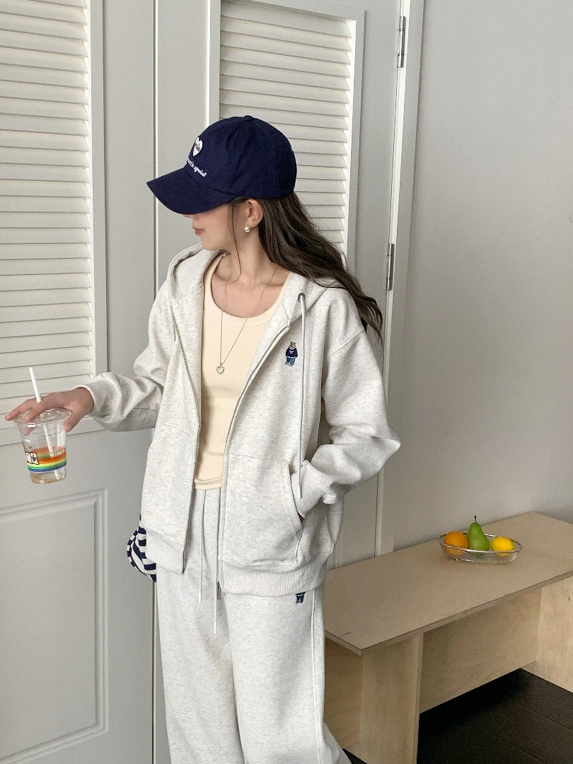 8008经典刺绣小熊百搭拉链外套卫衣