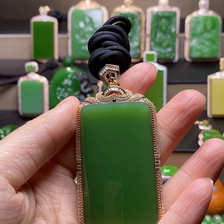 颈饰18K金镶嵌和田玉（糖玉）～****～