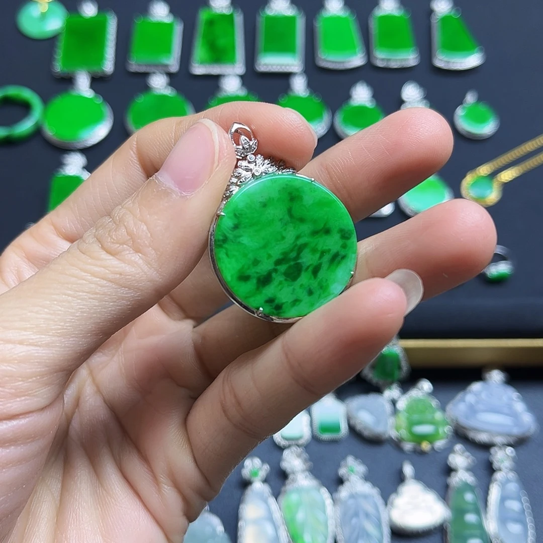 翡翠18K金镶嵌颈饰