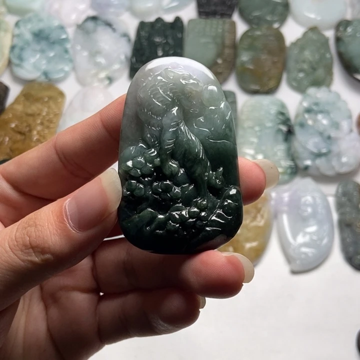 翡翠未镶嵌颈饰虎牌43