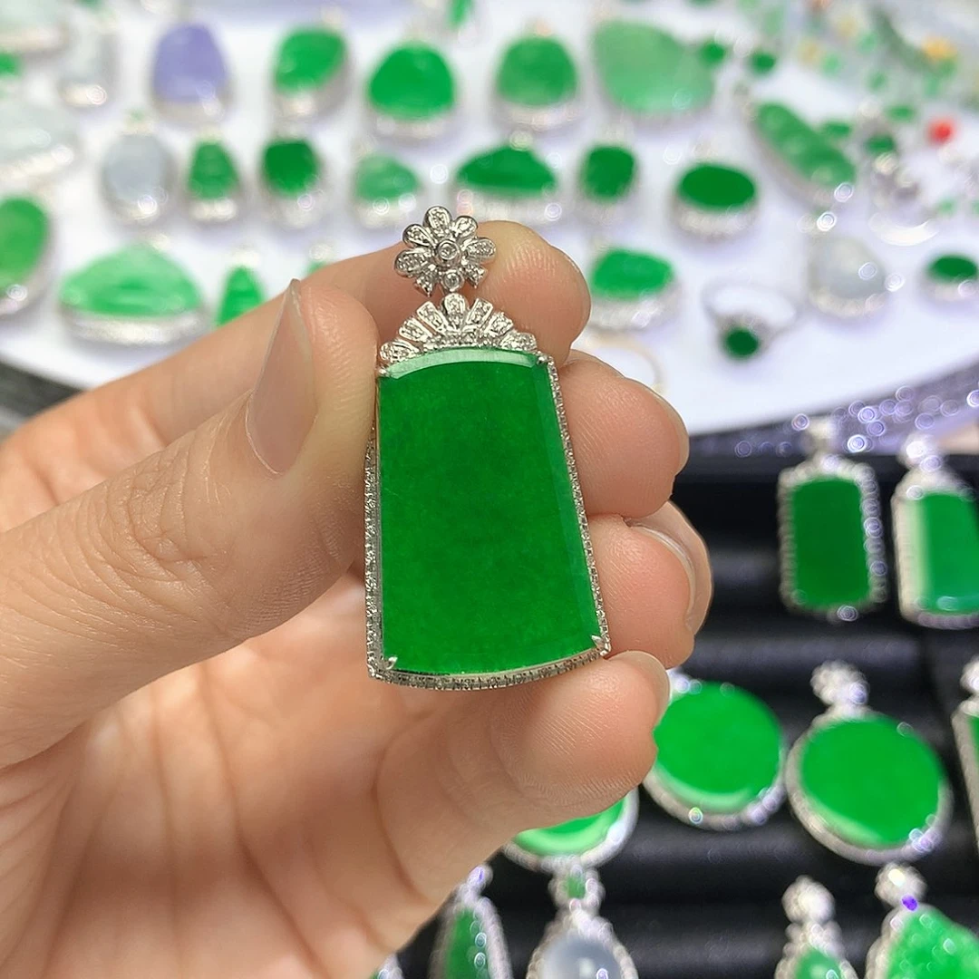 颈饰18K金镶嵌翡翠吊坠