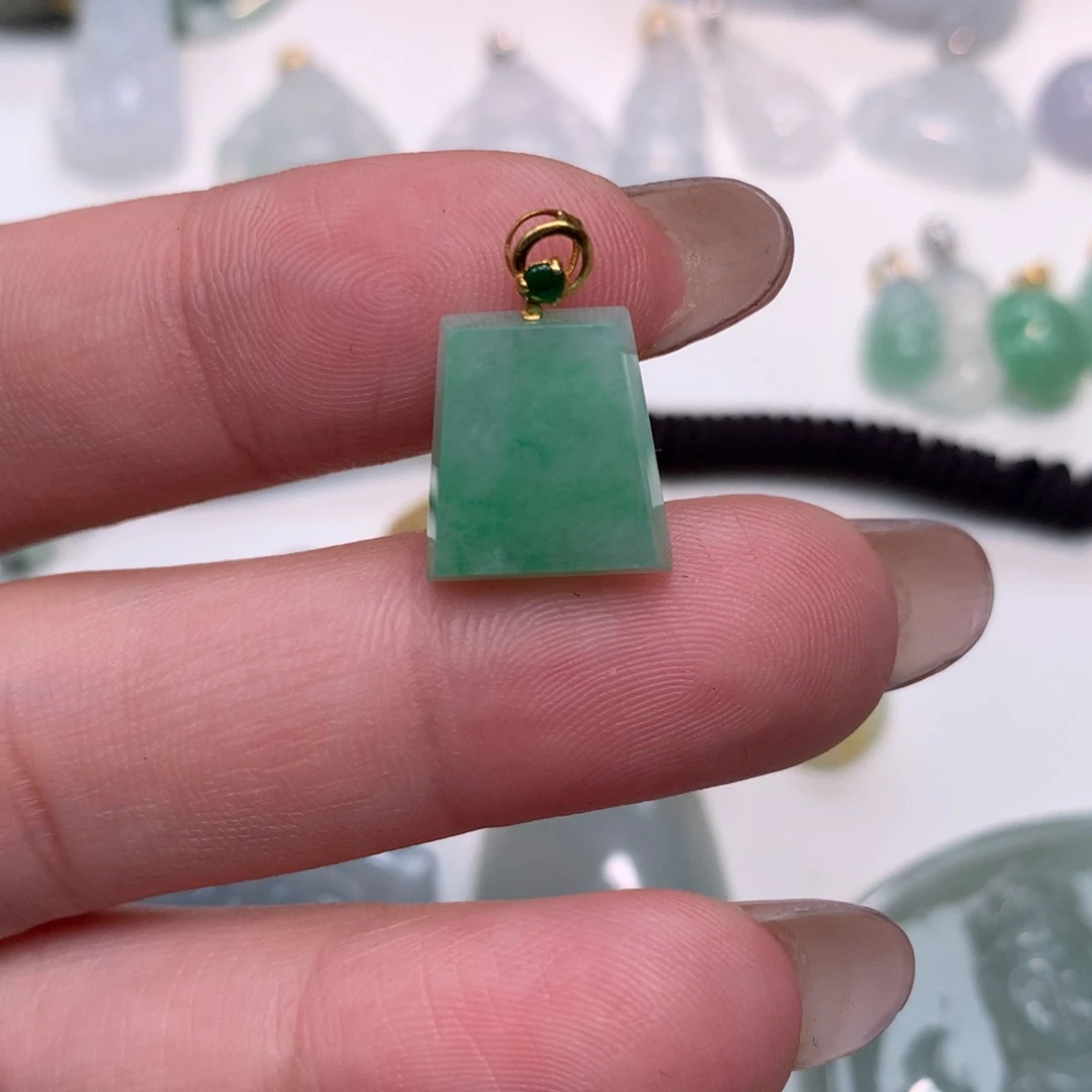 翡翠18K金镶嵌颈饰无事牌