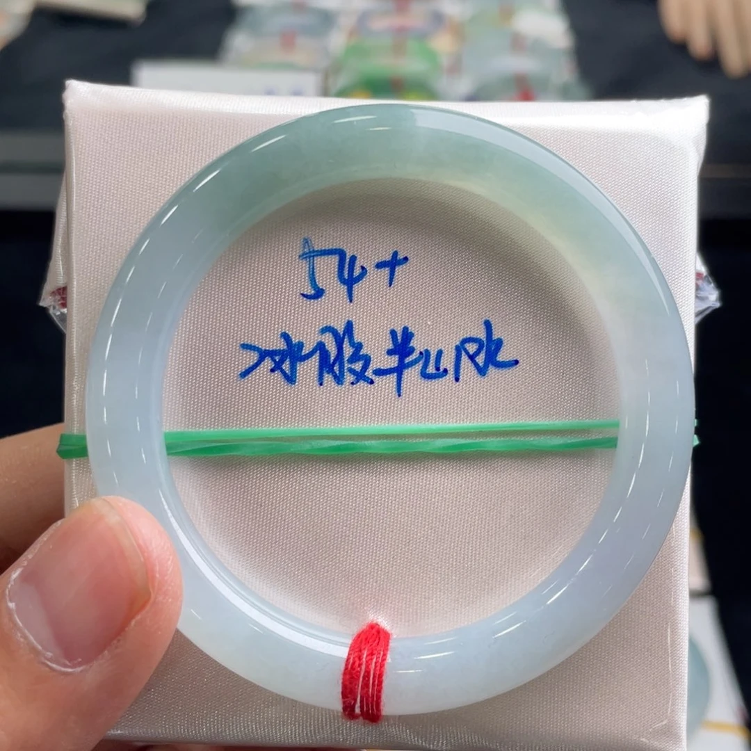 翡翠手镯未镶嵌翡翠手镯