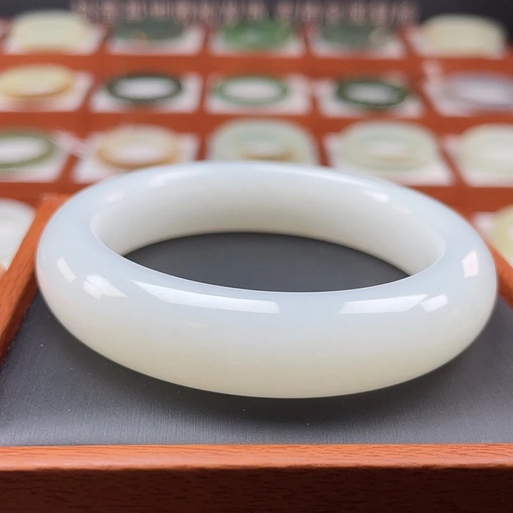 和田玉手镯未镶嵌羊脂级别