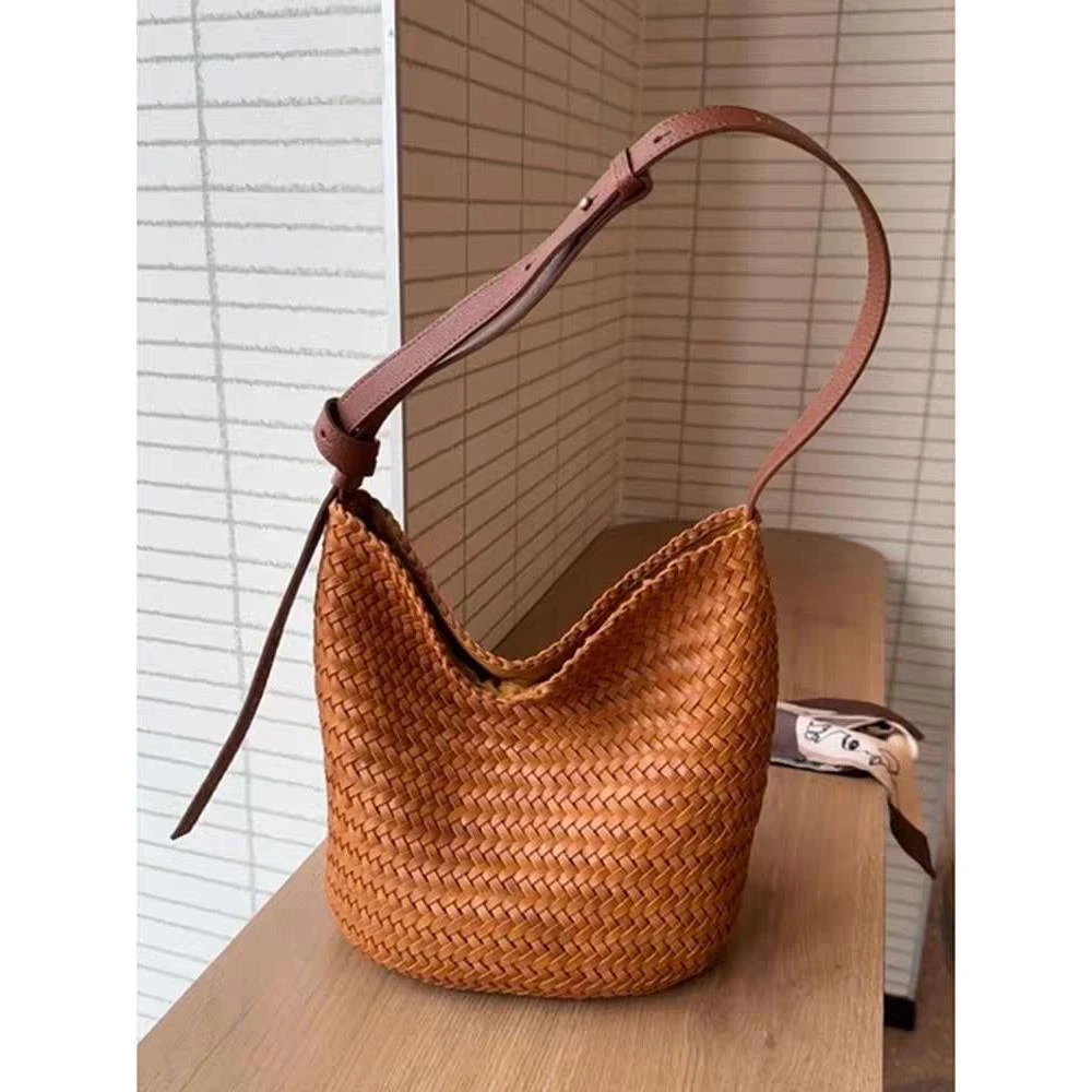 编织托特包包女式2025新款复古大容量通勤单肩腋下斜挎手提水桶包