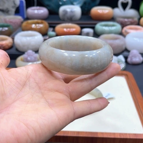 未镶嵌手镯石英质玉