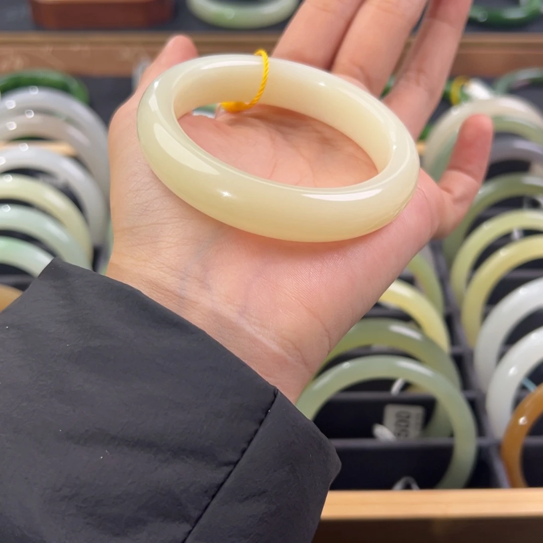 和田玉未镶嵌手镯