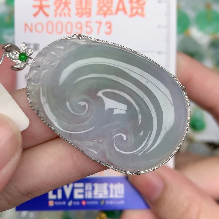 颈饰18K金镶嵌翡翠如意