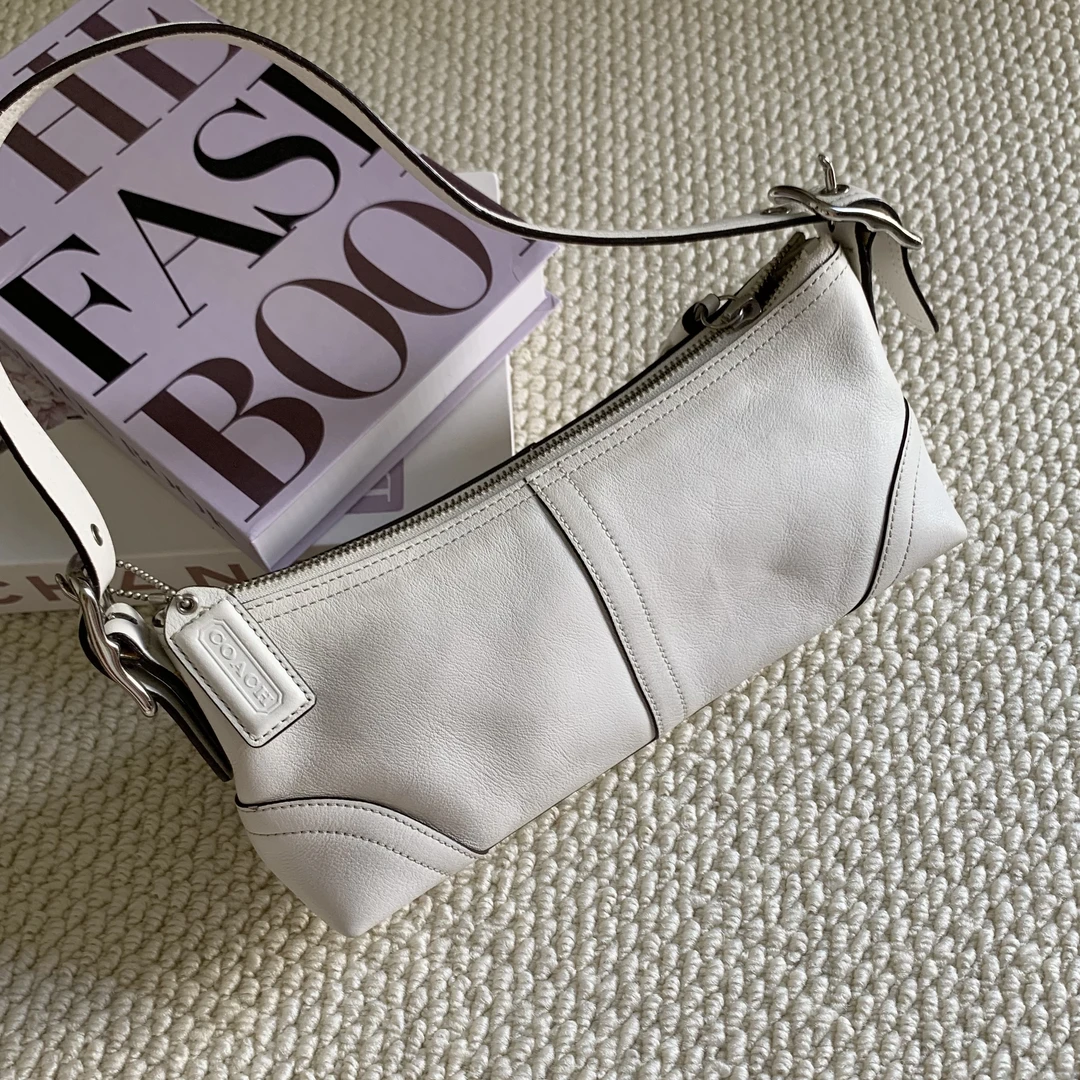 95新 COACH/蔻驰 经典百搭简约时尚大气全皮白色单肩腋下法棍包