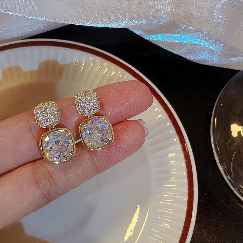 铜合金锆石耳饰 简约精致方形锆石耳钉