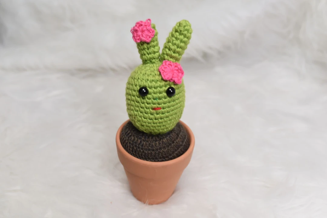 手工编织兔子姑娘盆栽